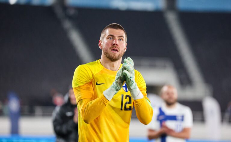 Huuhkajien maalivahti tarjosi Antti Muurisen legendaarista lausetta Huuhkajien maalivahti tarjosi Antti Muurisen legendaarista lausetta