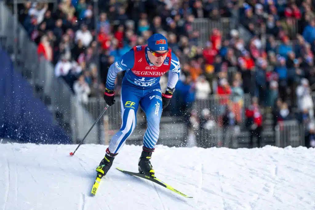 Norjan tähdet tarjosivat shokkihoitoa Rukalla – Suomen hiihtäjät romahtivat finaalissa