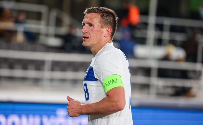 Robin Lod masentamassa Lionel Messiä