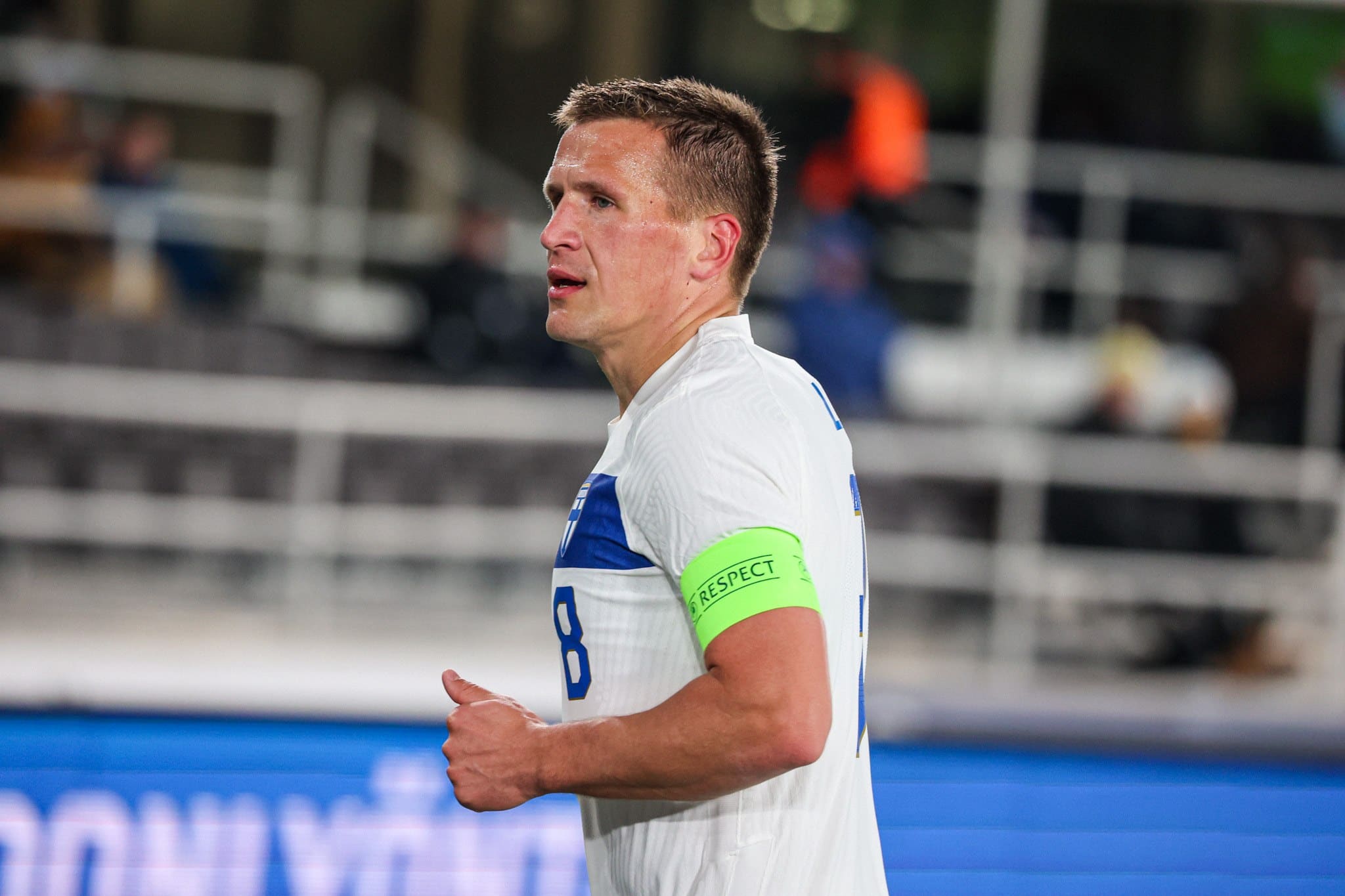 Robin Lod masentamassa Lionel Messiä