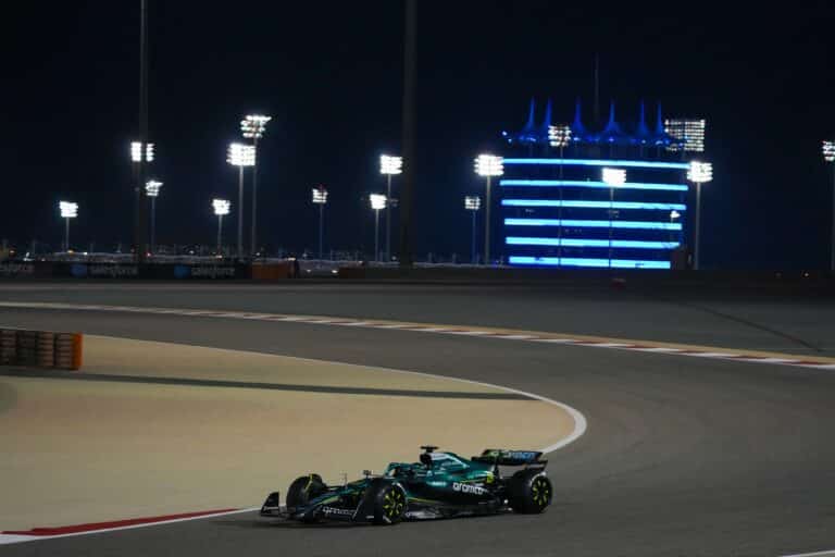 Mitä ihmettä F1-testeissä tapahtuu? – Radalle ilmestyi bussi