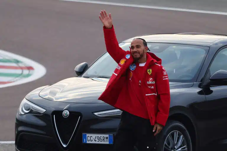 Lewis Hamiltonilta melkoinen yllätys Ferrarin yli 1000 työntekijälle