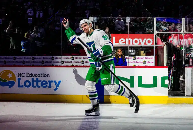 NHL:n tähtipelaajan kausi ohi – Mikko Rantanen korvaajaksi?