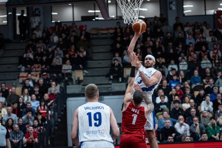 Susijengi sai uuden sankarin – sentterijärkäle takoi kovat tehot voitossa