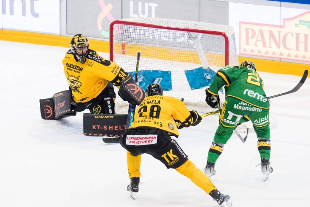 Raimo Helmisen SaiPa sai rumaa kyytiä, Oulun Kärppien painajaisesta on tulossa totta Raimo Helmisen SaiPa sai rumaa kyytiä, Oulun Kärppien painajaisesta on tulossa totta