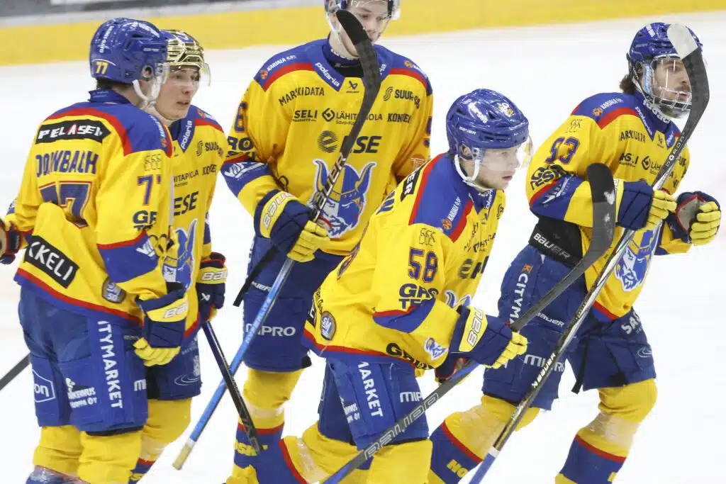 Sami Kapasen joukot katastrofin partaalla, Jokereiden mahdollinen vastustaja otti ison päänahan