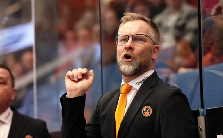 Leijonista tuttu luotsi piiskasi SM-liigaseuran hämmentävään lentoon – “Kiva katsoa kestääkö se ilmapallo”