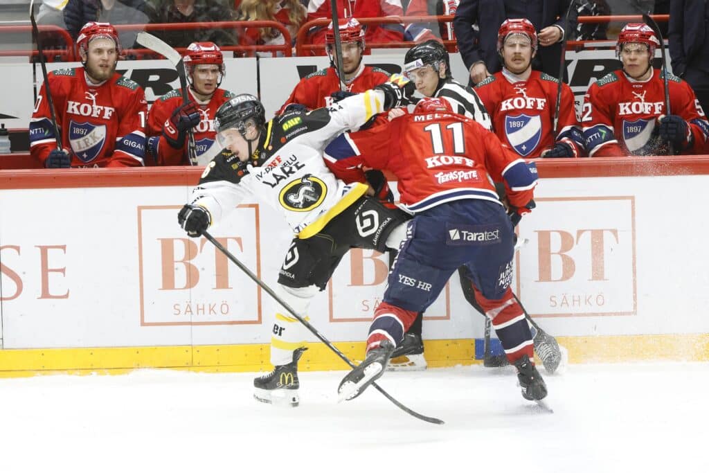 HIFK sysäsi Kärppien miljoonamiehistön kuilun partaalle - SM-liigassa luvassa uskomaton päätöskierros HIFK sysäsi Kärppien miljoonamiehistön kuilun partaalle – SM-liigassa luvassa uskomaton päätöskierros