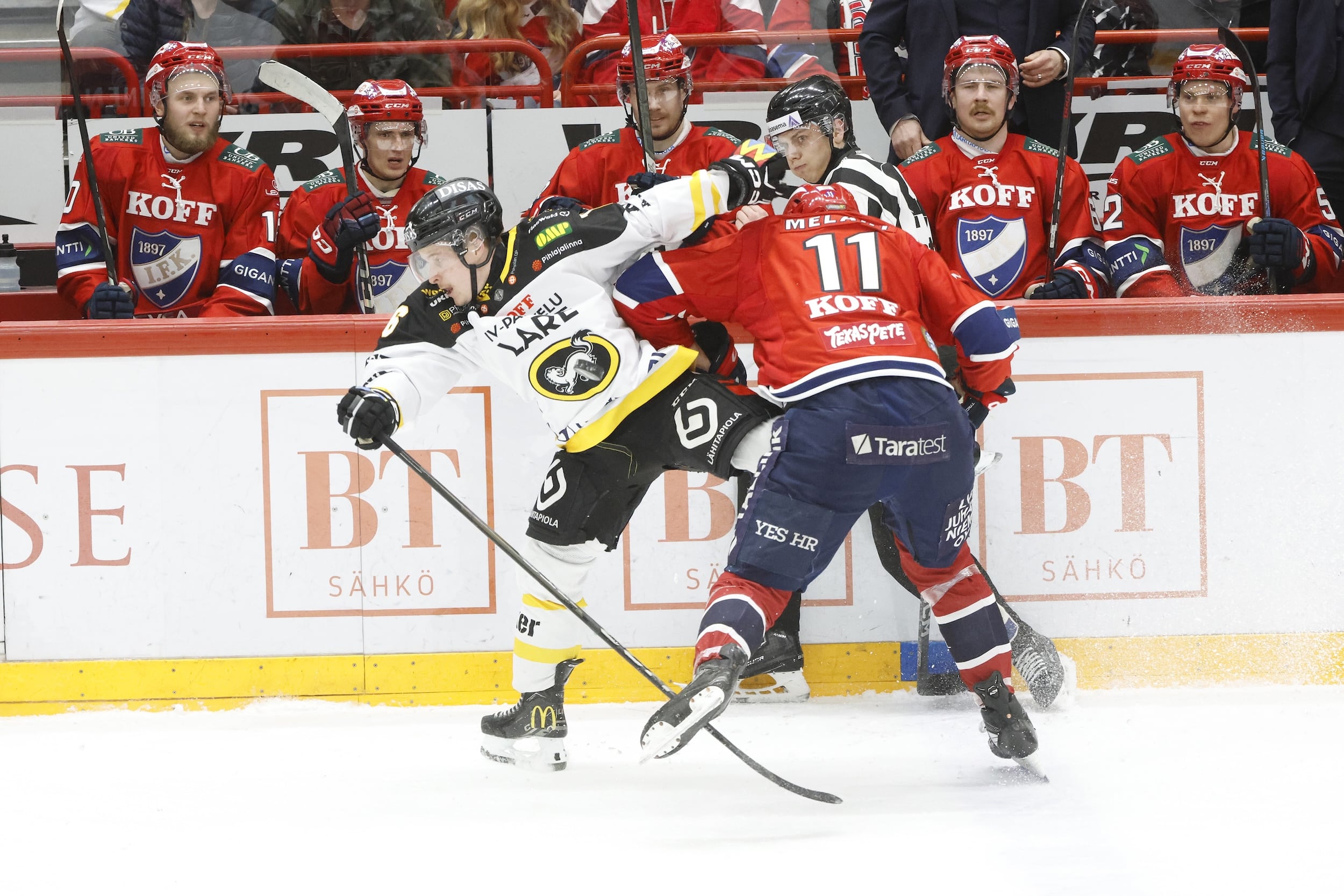 HIFK sysäsi Kärppien miljoonamiehistön kuilun partaalle – SM-liigassa luvassa uskomaton päätöskierros
