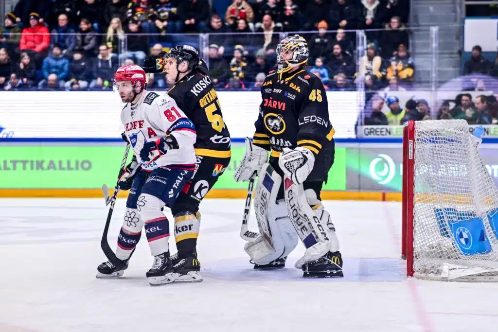 Kärppien maalivahdilta käsittämätön virhe ratkaisevalla hetkellä – Iiro Pakarinen kiitti ja lähetti oululaiset kesälomalle