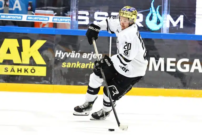NHL-seuran suomalaishankinta säväytti heti – ”Älykäs ja taitava”