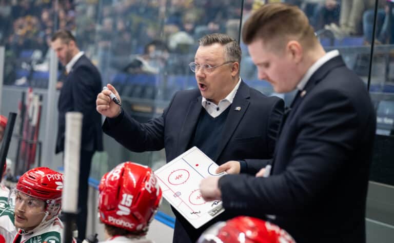 Sportin päävalmentaja Juuso Hahl pyysi anteeksi pelaajansa toimintaa Sportin päävalmentaja Juuso Hahl pyysi anteeksi pelaajansa toimintaa