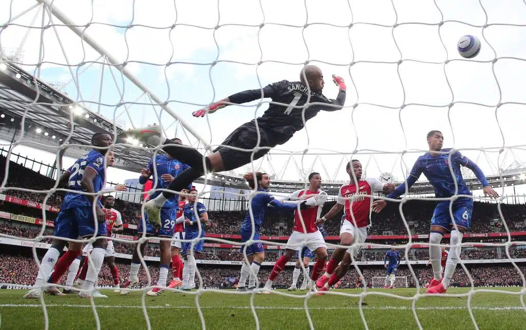 Arsenal nykäisi jo kovan eron Chelseaan Lontoon paikallispelissä, Tottenham tyri taas