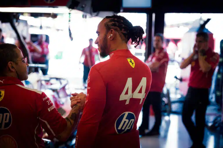 Ferrari otti turpaan niin että tärähti – Lewis Hamiltonille ja Charles Leclercille huutia faneilta