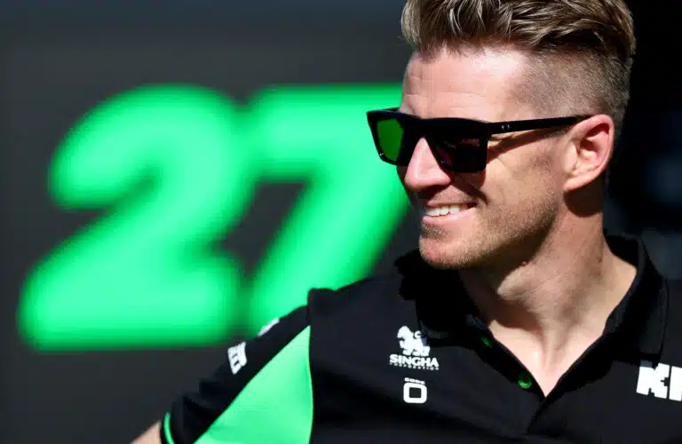 F1-kuljettaja saa täyteen upean merkkipaalun