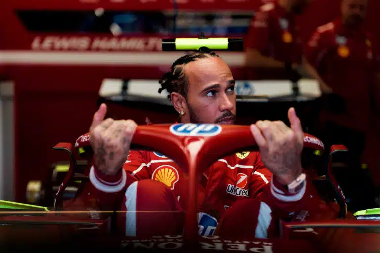 Ferrari-pomo latasi tylyä tekstiä Lewis Hamiltonista