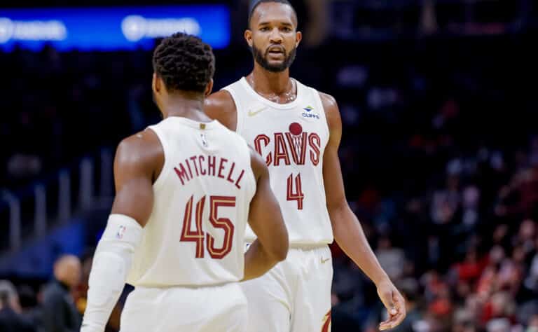 Yksi joukkue lisää NBA:n pudotuspelien toiselle kierrokselle