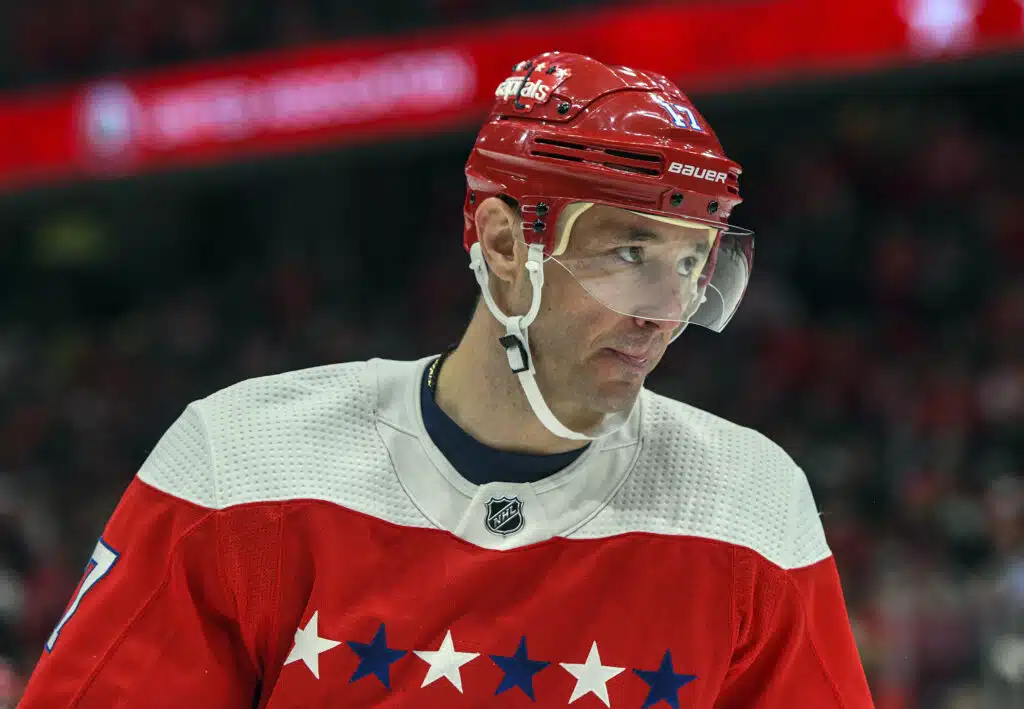 Venäläislegenda ripusti hokkarit naulaan