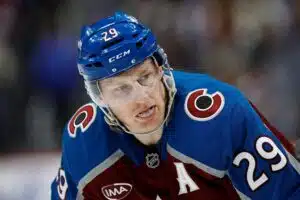 Olympiapettymys näkyy - Nathan MacKinnon pimahti suomalaiselle Olympiapettymys näkyy – Nathan MacKinnon pimahti suomalaiselle