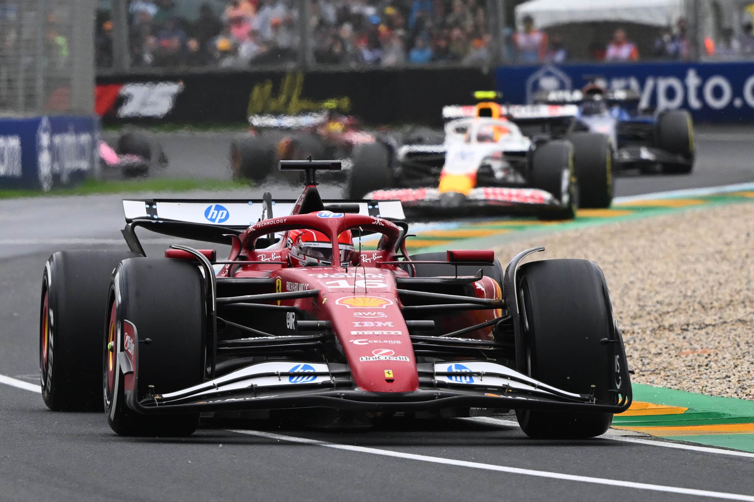 Lewis Hamilton varasti valokeilen Charles Leclerciltä – Ferrari-tähti kommentoi ongelmiaan
