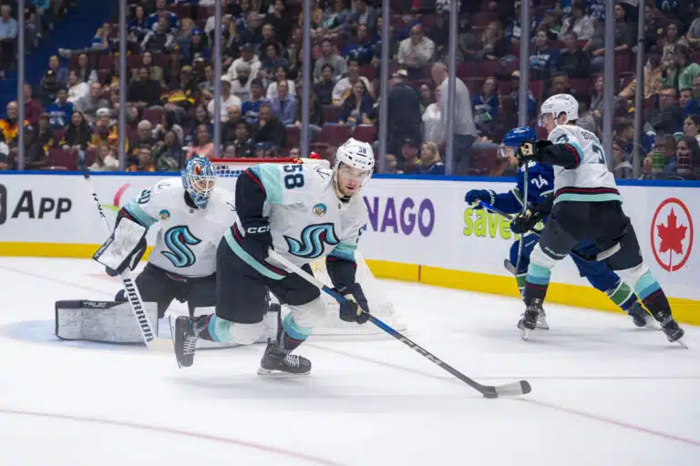 Suomalaishyökkääjä pääsee NHL-kaukaloon