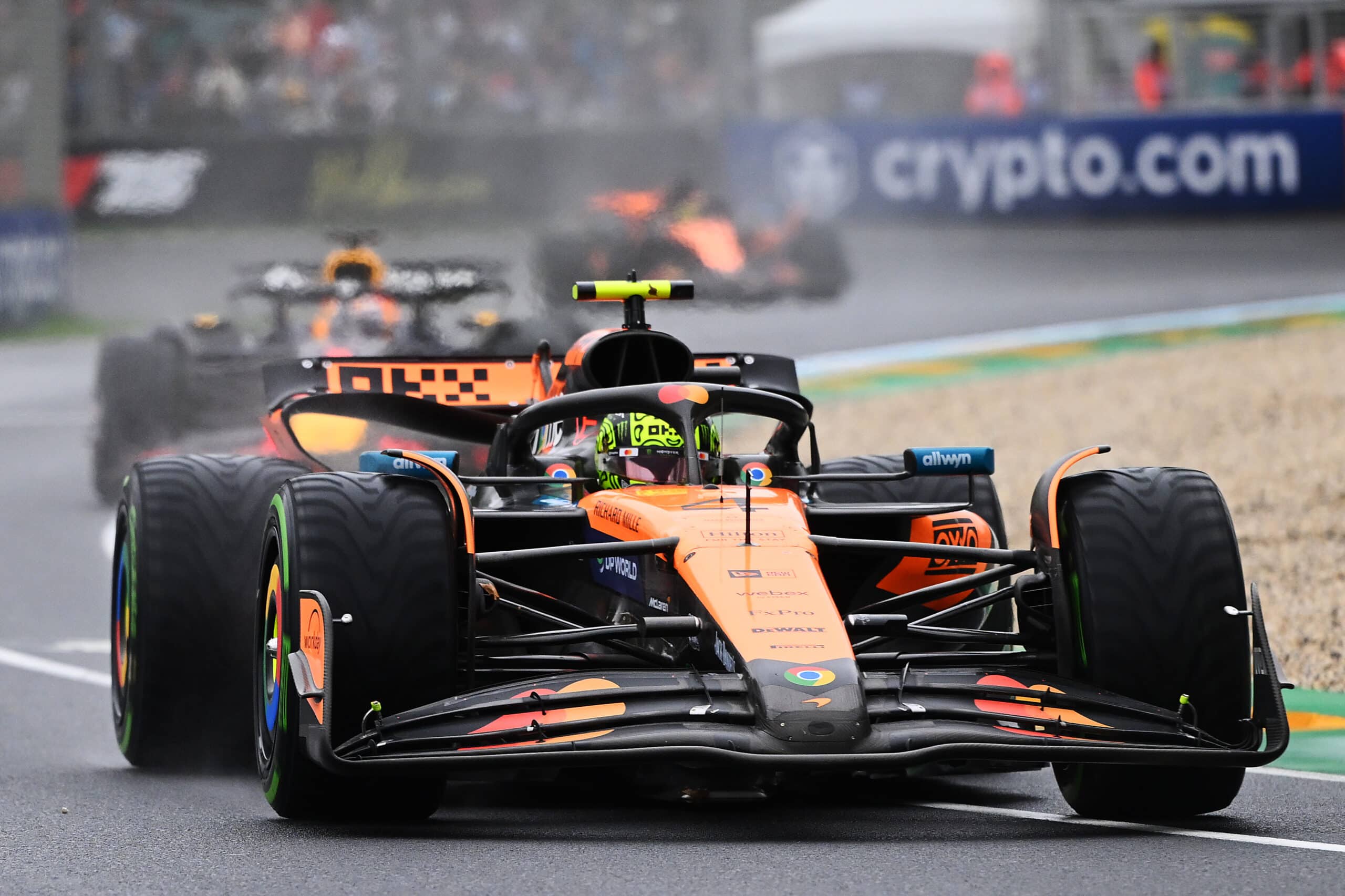 Lando Norris vei kaoottisen F1-avauksen nimiinsä – Max Verstappenille torjuntavoitto