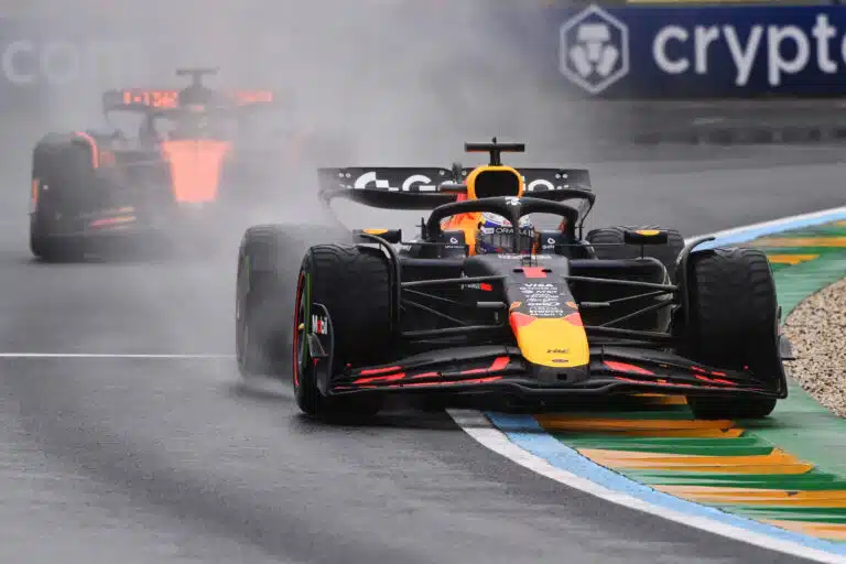 Täysi kaaos F1-avauksessa – romurallia sateessa