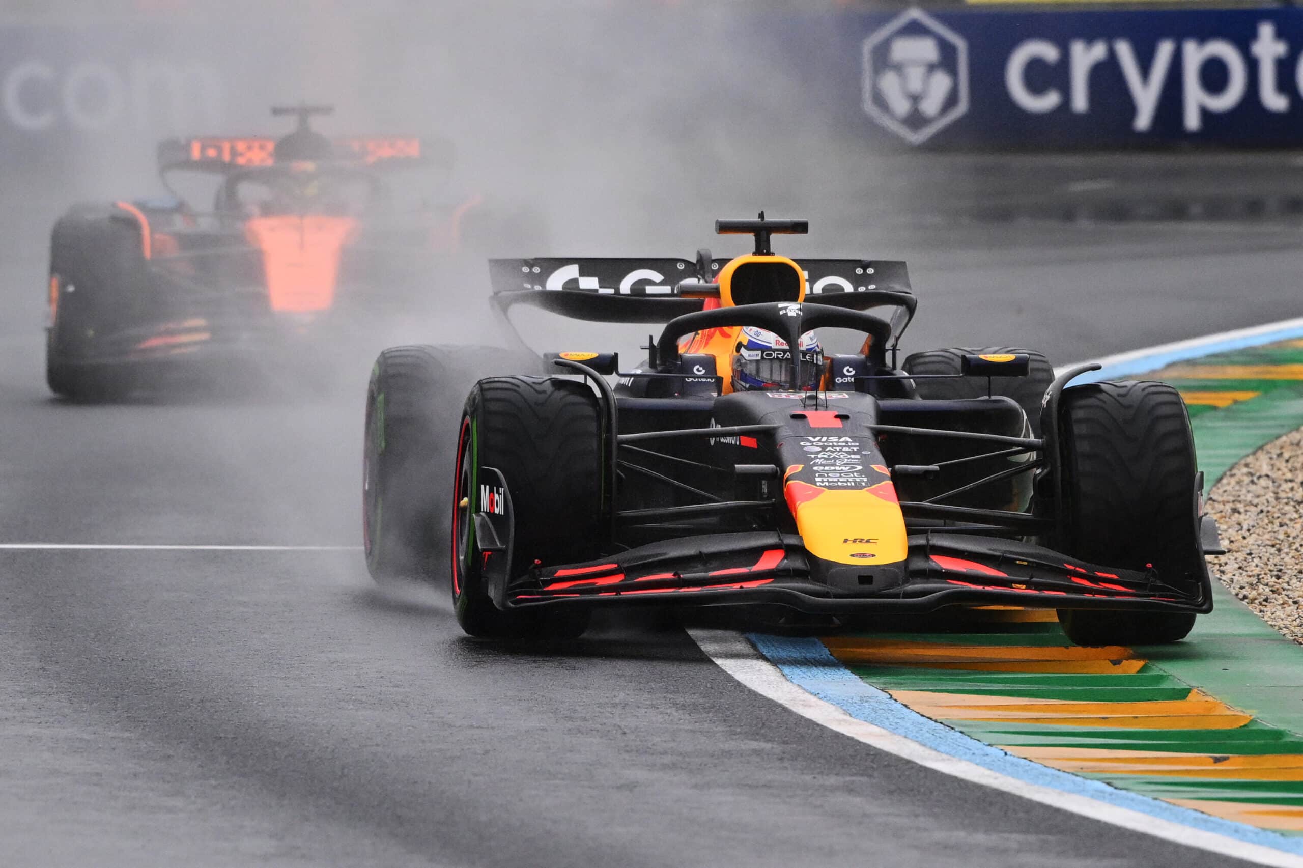 Täysi kaaos F1-avauksessa – romurallia sateessa