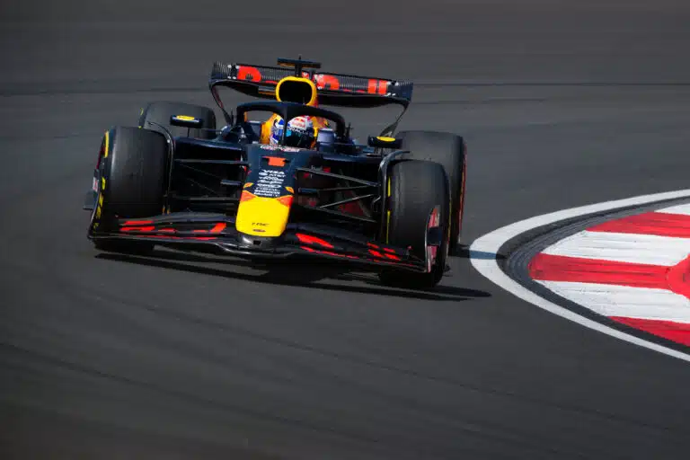 Max Verstappenilta uskomaton veto Suzukassa – ”Tuo on järjetöntä, tuo on järjetöntä”