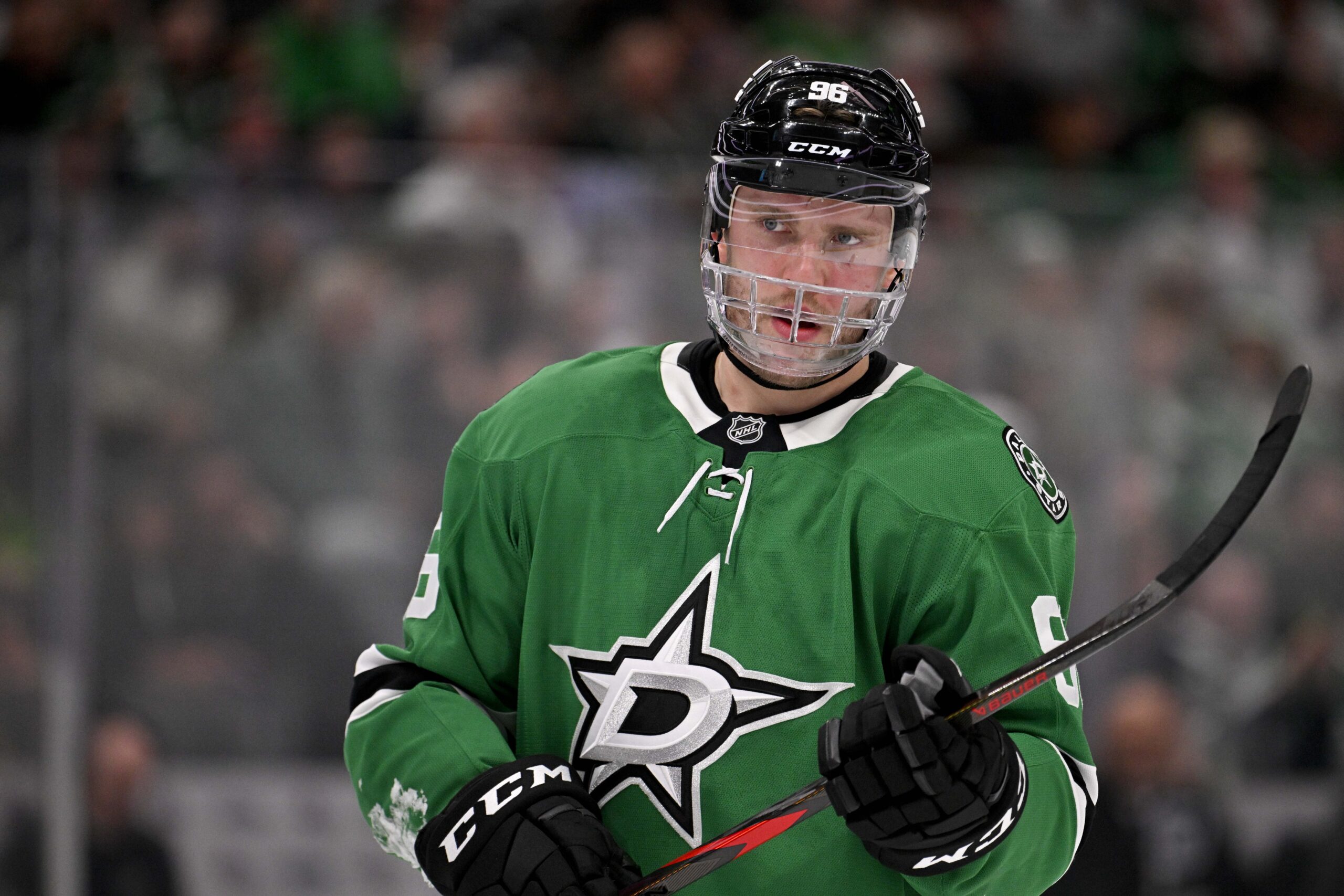 Nyt sattui – Mikko Rantanen sai kiekon kasvoihinsa