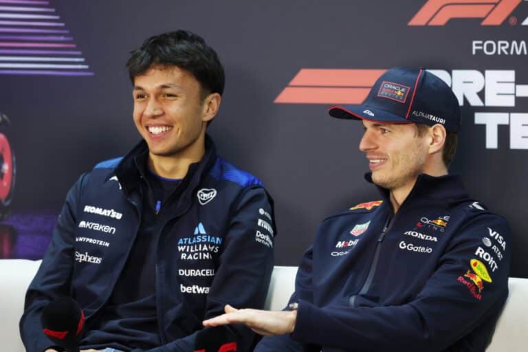 F1-tallin kisa meni täysin penkin alle – molemmat kuljettajat jo ulkona