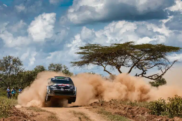 EK1: Safari-ralli saatiin käyntiin – Sami Pajarilla heti epäonnea