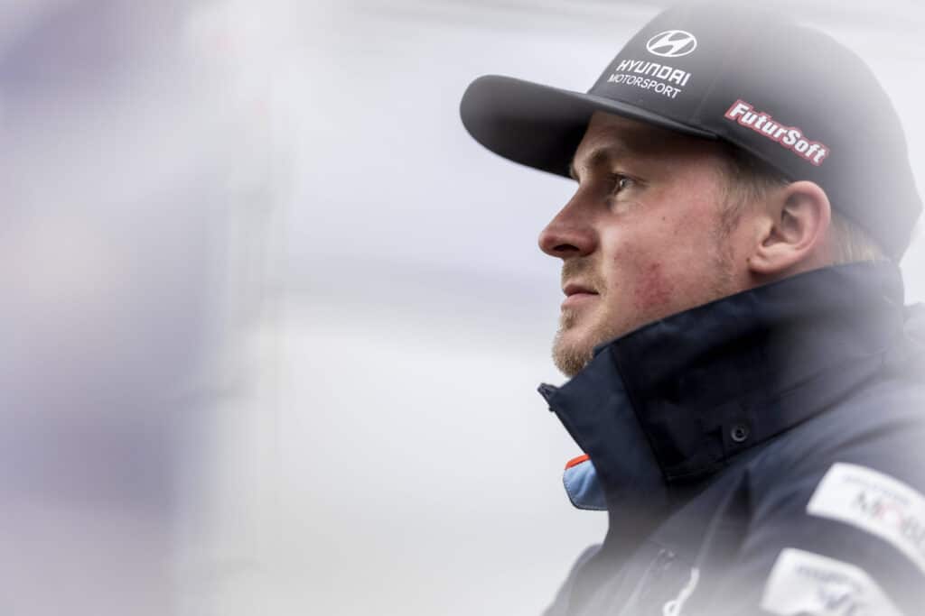 Esapekka Lappi kaasutteli voittajaksi - Jari-Matti Latvala näytti suojatilleen ajamisen maalia Esapekka Lappi kaasutteli voittajaksi – Jari-Matti Latvala näytti suojatilleen ajamisen maalia