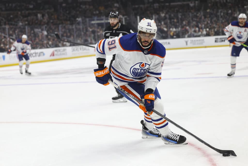 Viime kauden NHL-finalisti Edmontonille valtava takaisku – tähtihyökkääjän sairausloma pitkittyy runkosarjan yli Viime kauden NHL-finalisti Edmontonille valtava takaisku – tähtihyökkääjän sairausloma pitkittyy runkosarjan yli