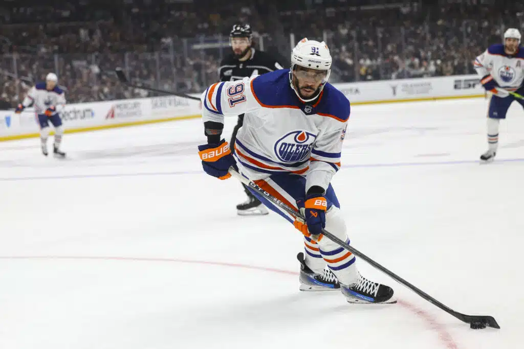 Viime kauden NHL-finalisti Edmontonille valtava takaisku – tähtihyökkääjän sairausloma pitkittyy runkosarjan yli
