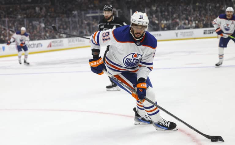 Viime kauden NHL-finalisti Edmontonille valtava takaisku – tähtihyökkääjän sairausloma pitkittyy runkosarjan yli