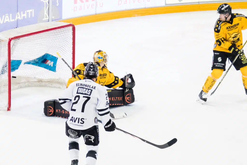 Raimo Helmisen SaiPa kuilun partaalla, myös HPK lähellä kesälomaa