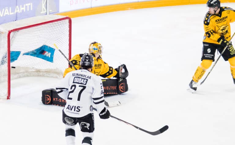 Raimo Helmisen SaiPa kuilun partaalla, myös HPK lähellä kesälomaa