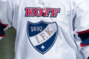 IS: HIFK iski kiinni - uusi jättisopimus tuo valtavat rahat HIFK-logo paidassa