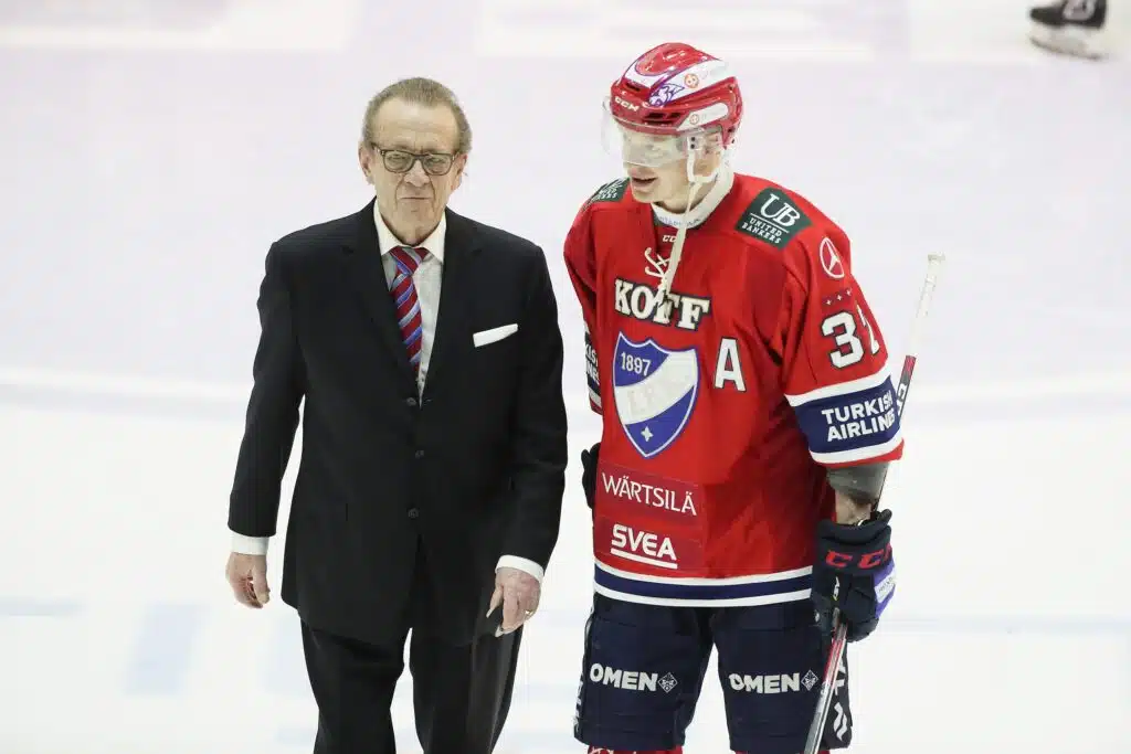 Frank Moberg onnistui houkuttelemaan Igor Larionovin HIFK:hon, Teemu Selänteen menettämistä hän kutsui ”giganttiseksi mokaksi”