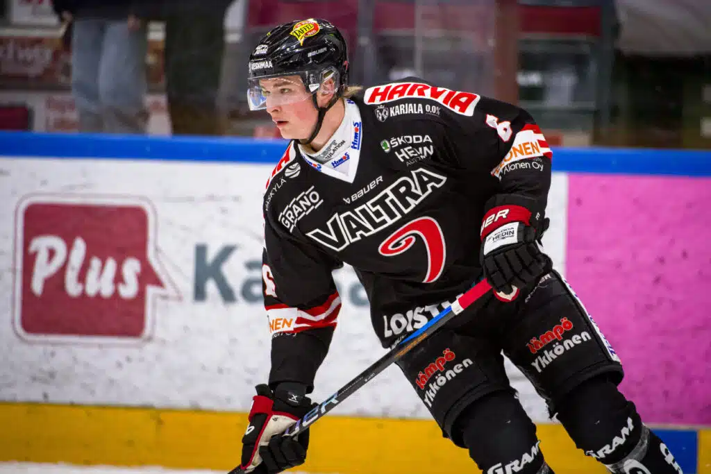 Suomalaispuolustaja nostettiin farmista – mahdollisuus NHL-debyyttiin kauden viimeisessä ottelussa