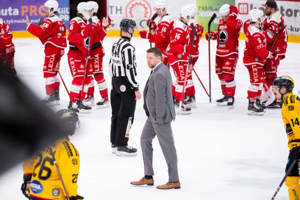 KalPan päävalmentaja ihmetteli rajua ottelusarjaa - "Ei pysty sanomaan miksi näin" KalPan päävalmentaja ihmetteli rajua ottelusarjaa – ”Ei pysty sanomaan miksi näin”