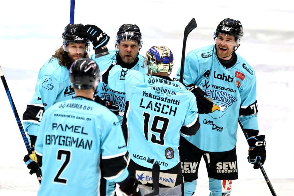 Pelicansin Antti Tyrväinen heitti tylyn kuitin Jokereiden ärsyttäjän suuntaan Pelicansin Antti Tyrväinen heitti tylyn kuitin Jokereiden ärsyttäjän suuntaan