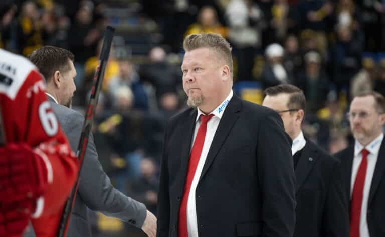 Ässistä lähti 12 pelaajaa – näin päävalmentaja Jarno Pikkarainen kommentoi