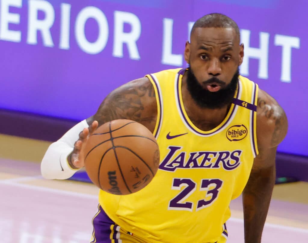 LeBron James ja Lakers alkavat olla sillassa LeBron James ja Lakers alkavat olla sillassa