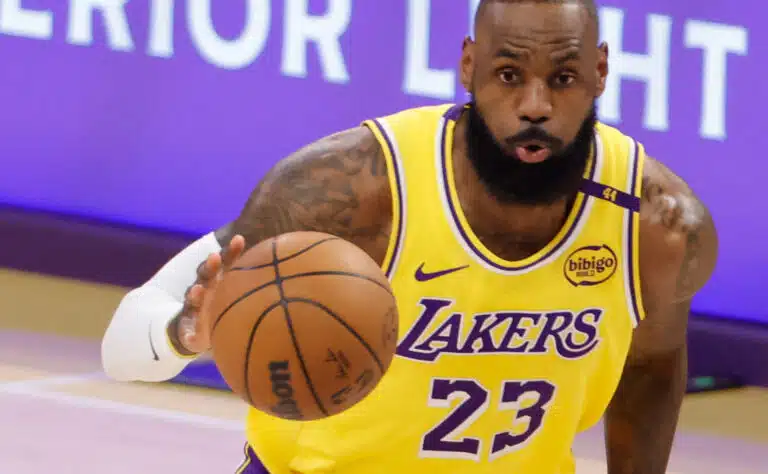 Lebron James heitti pyyhkeen kehään