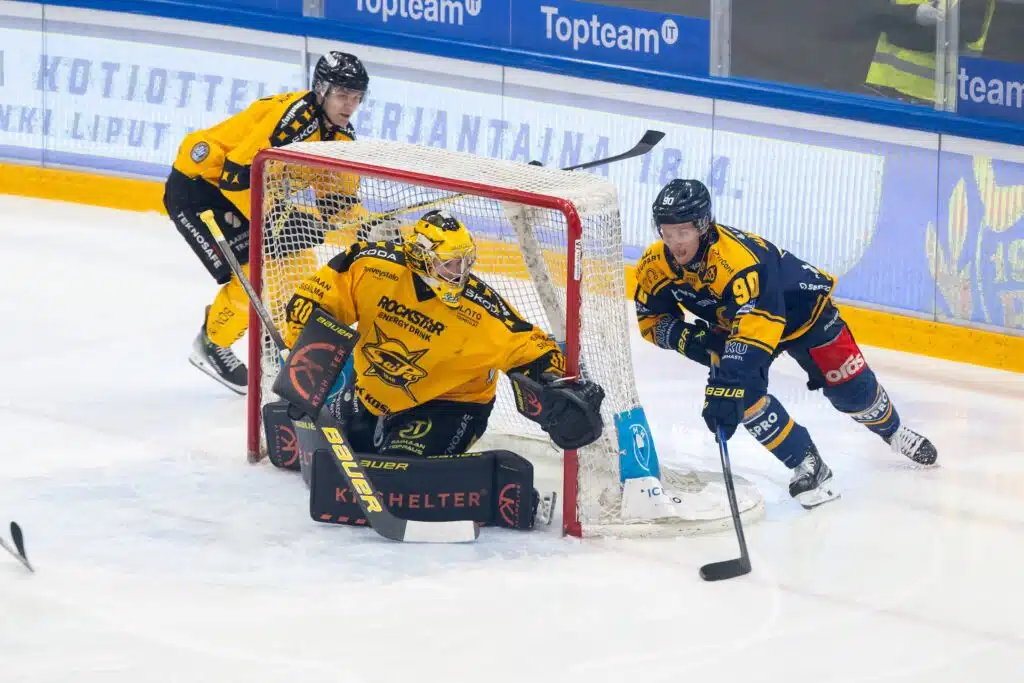 Dramaattinen trilleri Raumalla – Lukolta hylättiin kaksi maalia, SaiPa voitti toisessa jatkoerässä