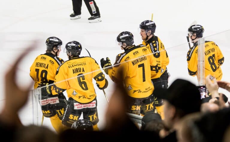 Näkökulma: SM-liigassa kaikkien aikojen piristysruiske - jättiläiset saavat nyt katsoa peiliin ja hävetä nurkassa Näkökulma: SM-liigassa kaikkien aikojen piristysruiske – jättiläiset saavat nyt katsoa peiliin ja hävetä nurkassa