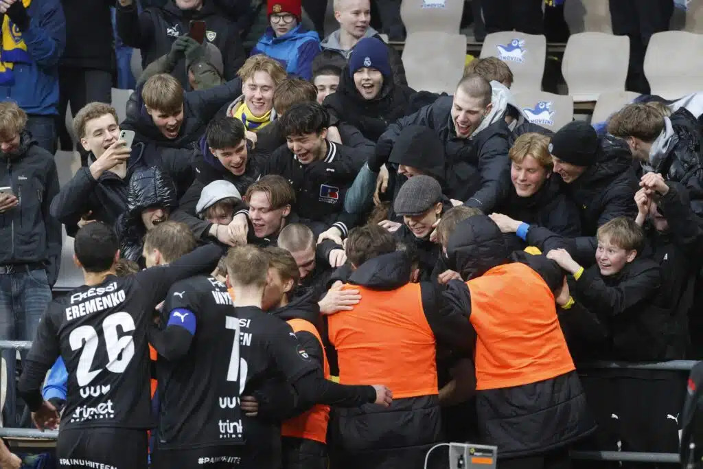 Gnistan kaatoi HJK:n ja vei Helsingin herruuden – ”Historiallinen voitto”