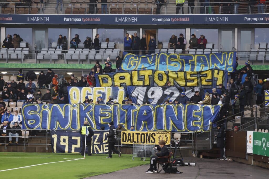 Gnistan kaatoi HJK:n ja vei Helsingin herruuden - "Historiallinen voitto" Gnistan tifo